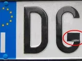Assolto a Milano per targa modificata con nastro adesivo: il caso che fa discutere
