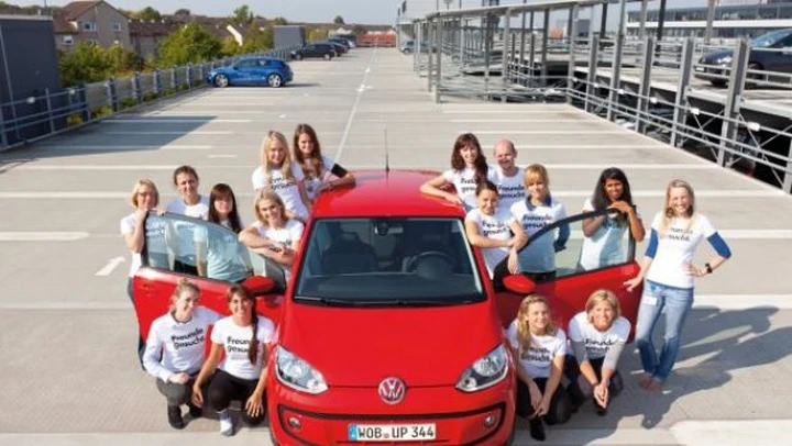 Volkswagen: 16 persone in una sola Up!